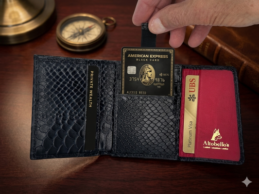 Descubre la elegancia en cada detalle con la billetera Altobello’s Gran Reserva.
Inspirada en el lujo atemporal, esta billetera combina un exterior con textura tipo cocodrilo que impone presencia, con un interior rojo que revela sofisticación y exclusividad.
Diseñada para hombres que buscan más que un accesorio: buscan identidad, estilo y calidad en cada pieza.
Altobello’s no es solo una billetera… es una declaración de carácter.